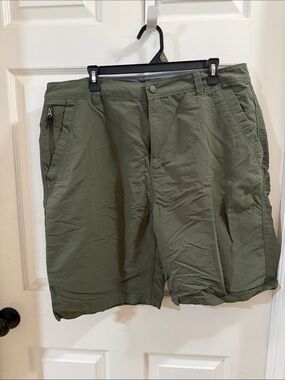 Nordic Ware Men's Cargo Shorts in Olive Green